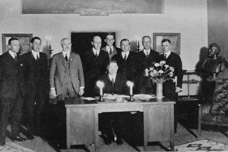 Negotiating team prepares to sign the Colorado River Compact, Santa Fe, NM, November 24, 1922 